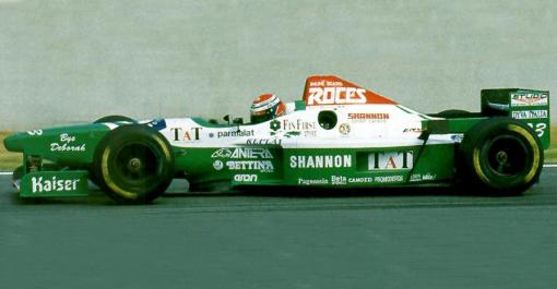 Andrea Montermini e o Forti FG03 pintado de branco, verde e vermelho em Barcelona