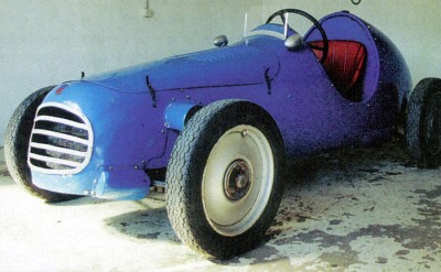 Olha que baratinha graciosa! Esse carrinho de brinquedo foi nada menos que o primeiro carro da AGS, o JH1