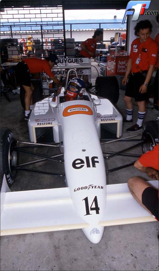 Mais uma "fotinha" do AGS branco. Detalhe para o freezer estiloso da Coca-Cola ali atrás