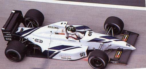 O estreante Fabrizio Barbazza tentando se classificar para o GP de San Marino de 1991