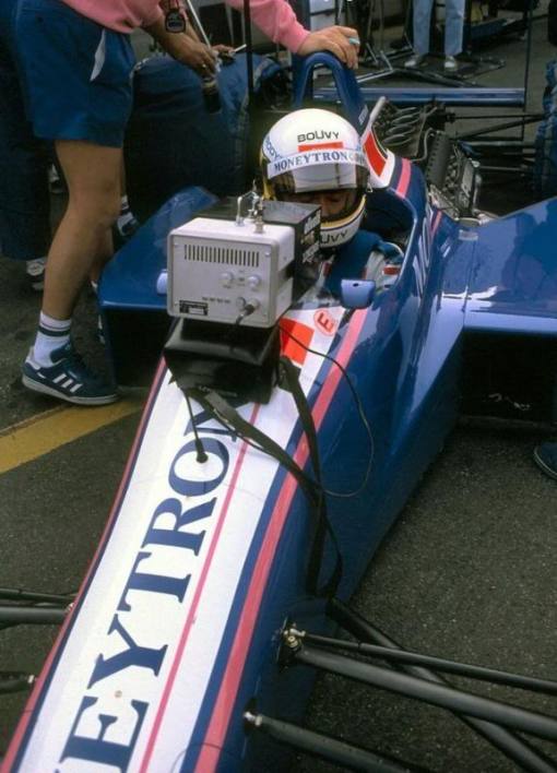 Bertrand Gachot vendo o programa da xuxa em um treino na Alemanha