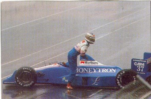 Lehto e seu pequeno acidente na primeira largada do GP da Austrália, o último do ano