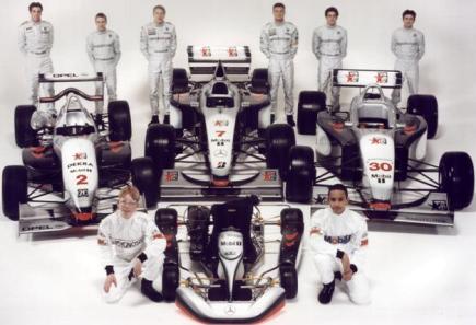 Wesley Graves (o nerd agachado à esquerda), um dos casos mais interessantes de pilotos jovens que não digeriram bem a ascensão e a queda